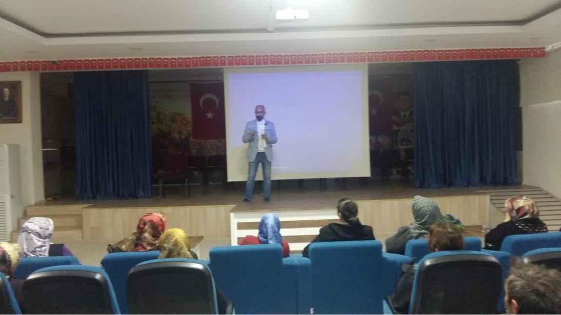 Velilerimize Özel Eğitim Öğretmenimiz Nazmi PARLAK tarafından Problem Davranışlar konulu seminer düzenlenmiştir.
